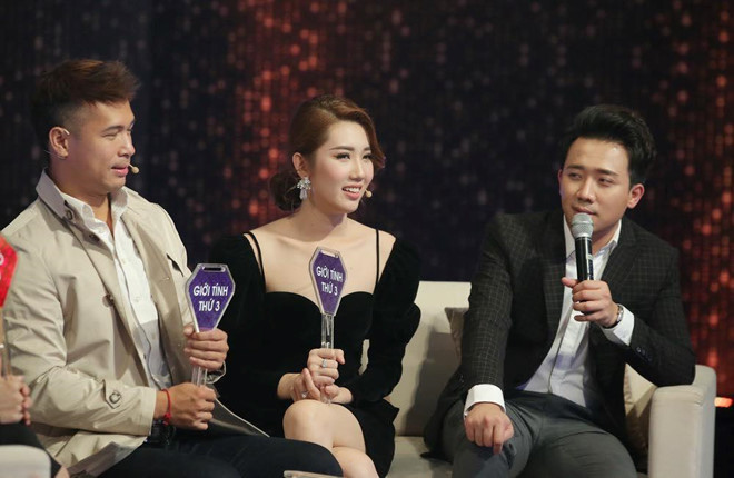 Hari Won, Yaya Trương Nhi cũng nhiều lần yêu cầu Thúy Ngân bớt nói dù cô là MC chính của chương trình. Danh hài Trường Giang từng "nửa đùa nửa thật" chê Thúy Ngân dẫn còn vụng về trên sóng truyền hình.