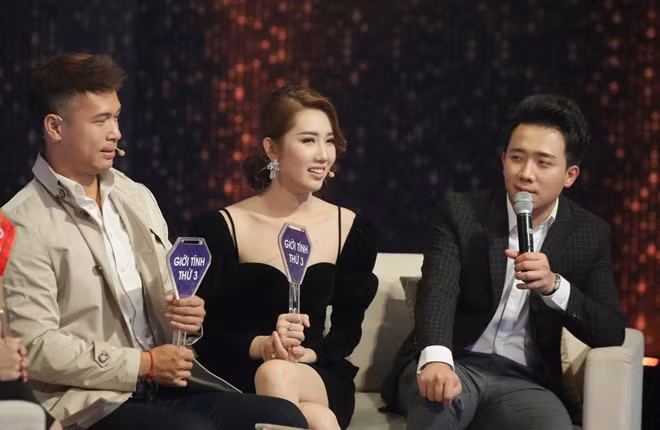 Hari Won, Yaya Trương Nhi cũng nhiều lần yêu cầu Thúy Ngân bớt nói dù cô là MC chính của chương trình. Danh hài Trường Giang từng "nửa đùa nửa thật" chê Thúy Ngân dẫn còn vụng về trên sóng truyền hình.