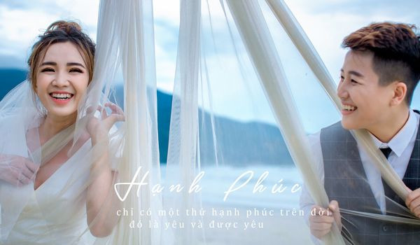 Sau Đà Nẵng, cặp đôi tiếp tục thực hiện một bộ ảnh khác tại Đà Lạt. Trong mỗi khung ảnh, không thể khó để nhận ra cặp vợ chồng sắp cưới này đang trải qua những ngày tháng hạnh phúc nhất trong đời.