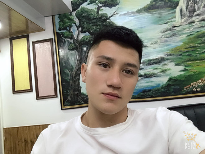 Ngoài sân cỏ, Nguyễn Duy Kiên thu hút fan nữ nhờ gương mặt điển trai cùng thân hình rắn chắc. Nhiều dân mạng bình luận: "Hoàng Anh Gia Lai không chỉ tuyển chọn người chơi bóng giỏi mà còn có tiêu chí phụ là đẹp trai hay sao ấy", "Nhìn anh em muốn làm dâu Thanh Hóa ghê".