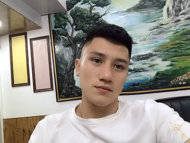 Ngoài sân cỏ, Nguyễn Duy Kiên thu hút fan nữ nhờ gương mặt điển trai cùng thân hình rắn chắc. Nhiều dân mạng bình luận: "Hoàng Anh Gia Lai không chỉ tuyển chọn người chơi bóng giỏi mà còn có tiêu chí phụ là đẹp trai hay sao ấy", "Nhìn anh em muốn làm dâu Thanh Hóa ghê".