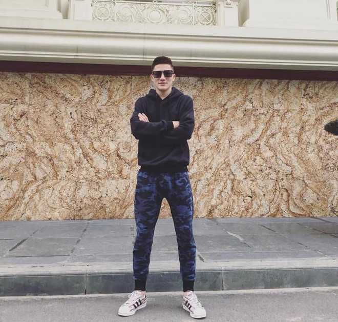 Trung vệ 10X chăm chỉ cập nhật hình ảnh lên mạng xã hội và thường xuyên giao lưu với người hâm mộ dưới những bài đăng.