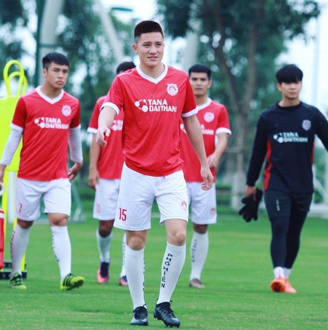 Những người theo dõi trang cá nhân của nam cầu thủ còn nhận ra anh có tính cách khá "nhây", thường xuyên chọc phá đồng đội bằng các bình luận hài hước.