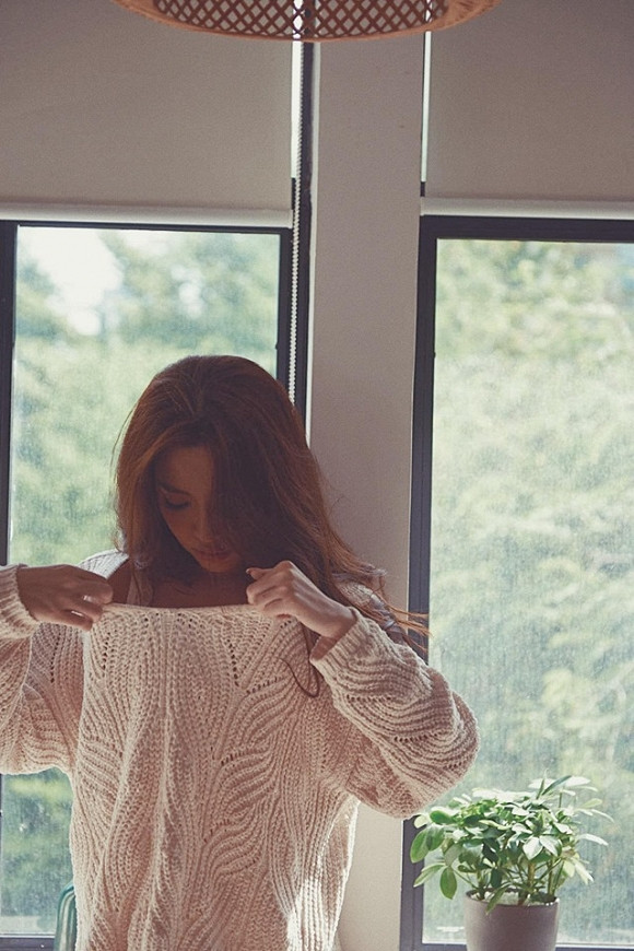 Trước đó, Bích Phương cũng trình làng những hình ảnh vén áo tìm vòng một.