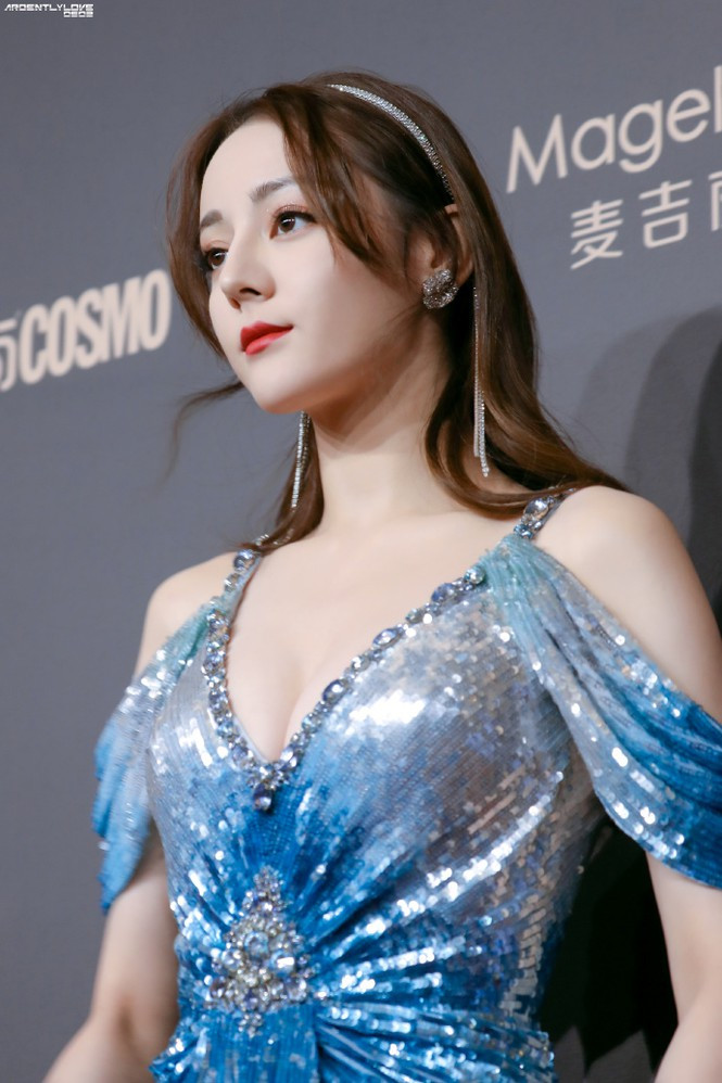 Đầm dạ hội thiết kế xẻ sâu phần cổ tôn lên vòng 1 "bỏng mắt" của Nhiệt Ba.