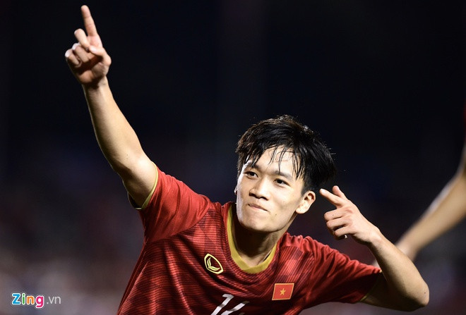 Cái tên Nguyễn Hoàng Đức liên tục được nhắc tới sau bàn thắng quý giá ấn định chiến thắng 2-1 cho U22 Việt Nam trước U22 Indonesia tại vòng bảng SEA Games 30. Tiền vệ sinh năm 1998 được đánh giá là cầu thủ hiếm của Việt Nam khi sở hữu thể hình cao lớn nhưng không cồng kềnh, đôi chân dài nhưng không vụng về mà vô cùng khéo léo. Ngoài sân cỏ, Hoàng Đức còn thu hút fan nữ bởi gương mặt điển trai cùng chiều cao 1,83 m. Anh được xếp vào danh sách "hot boy thế hệ mới" trong hội cầu thủ Việt Nam hiện nay. Ảnh: Thuận Thắng.