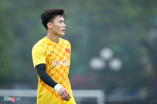 Bùi Tiến Dũng là cái tên hot nhất U22 Việt Nam trên mạng xã hội khi sở hữu Facebook có hơn 3,2 triệu follower - con số lớn hơn bất cứ cầu thủ nào của Việt Nam hiện nay. Với chiều cao 1,81 m, thân hình đẹp cùng gương mặt điển trai, lạnh lùng trên sân cỏ, cầu thủ sinh năm 1997 được coi như "thủ môn quốc dân" trong lòng các cô gái. Sau sai lầm mắc phải trong trận đấu với U22 Indonesia tại vòng bảng SEA Games 30, Tiến Dũng gặp nhiều chỉ trích từ cộng đồng mạng ngay trên trang cá nhân. Tuy nhiên, thủ thành 22 tuổi cũng nhận được sự động viên từ đồng đội và người hâm mộ. Ảnh: Minh Chiến.