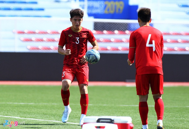 Sở hữu gương mặt đẹp trai thư sinh, Huỳnh Tấn Sinh được fan gọi vui là "đẹp trên từng góc chụp". Trung vệ sinh năm 1998 sở hữu chiều cao 1,82 m. 9X từng được nhận xét là mẫu trung vệ điển hình mà bóng đá Việt Nam đang cần - sở hữu thể hình tốt, chơi bóng bổng hiệu quả, đơn giản và mạnh mẽ trong các pha tranh chấp. Sau trận U22 Việt Nam thắng U22 Indonesia 2-1 tại SEA Games 30, Tấn Sinh bị đau. 9X vừa bình phục chấn thương sau trận đấu với U22 Brunei và mới trở lại. Ảnh: Quang Thịnh.