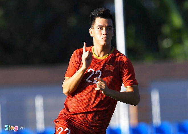 Nguyễn Tiến Linh được đánh giá là chân sút tốt nhất ở U22 Việt Nam hiện nay. Ở trận U22 Việt Nam thắng Lào 6-1 chiều 28/11, tiền đạo sinh năm 1997 gây ấn tượng khi lập hat-trick. Sở hữu chiều cao 1,83 cùng thể hình tốt, anh có nhiều tình huống tận dụng lợi thế để giành quyền kiểm soát bóng. Cùng với Hà Đức Chinh, Tiến Linh tạo nên sự yên tâm trên hàng công của U22 Việt Nam tại SEA Games 30. Ảnh: Thuận Thắng.