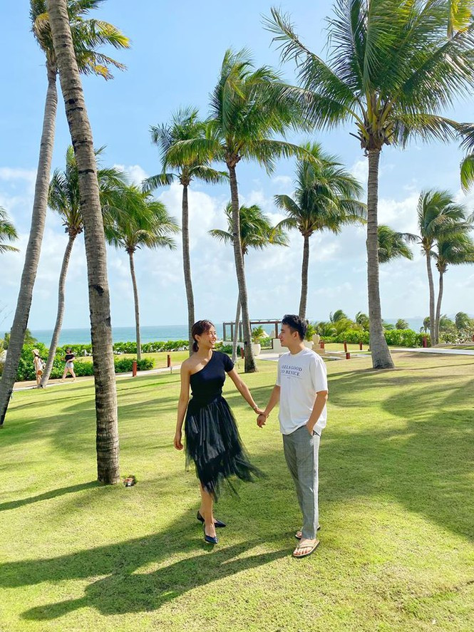 Được biết, cặp đôi dự tính làm đám cưới vào ngày 1/12 – tròn kỷ niệm 4 năm yêu nhau. Kế hoạch không thành, cặp đôi đi du lịch chung để kỷ niệm. Phan Mạnh Quỳnh chia sẻ ảnh hai người nắm tay nhau, kèm dòng trạng thái: “1/12. Tròn 4 năm chuyện tình Brhsigaj và Alodbhdhfd. Đến giờ vẫn vui. Love you so much”.