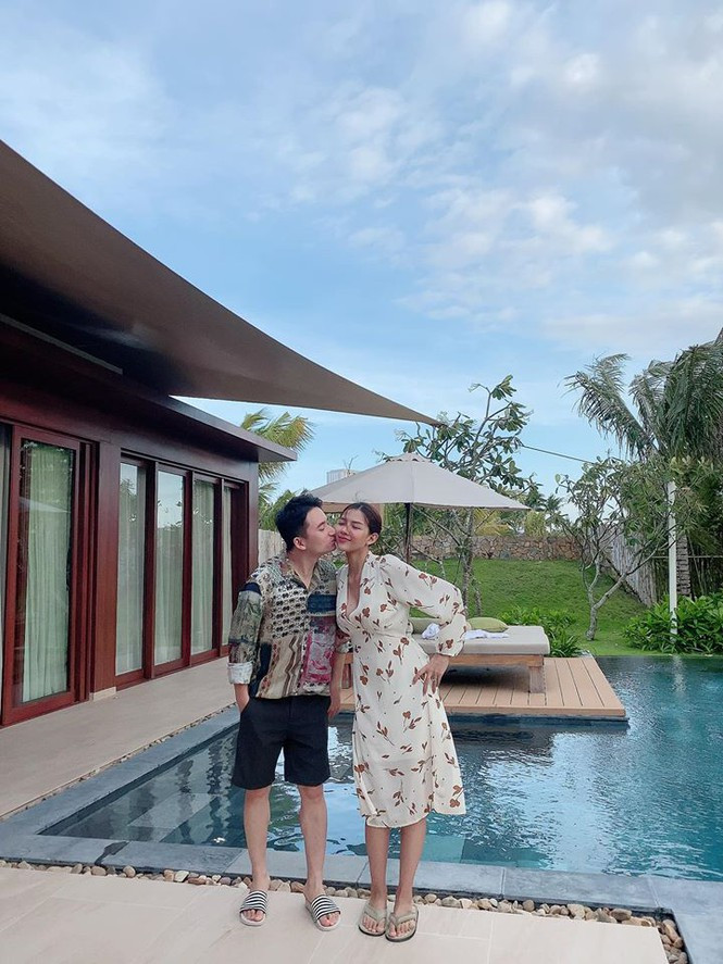 Hôm 16/9, Phan Mạnh Quỳnh cầu hôn Khánh Vy trên bãi biển trước sự chứng kiến của những người bạn thân thiết. Sau đó trên trang cá nhân, anh đổi xưng hô thành “vợ sắp cưới”.