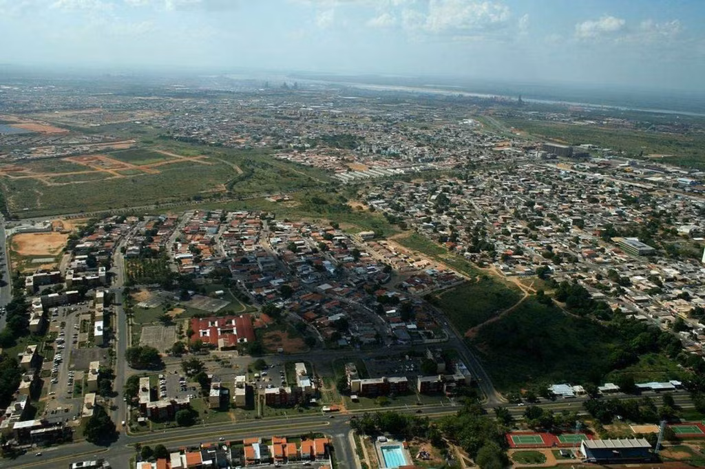 Ciudad Guayana, Venezuela: Ciudad Guayana là thành phố cảng ở bang Bolívar, Venezuela. Du khách nên cẩn thận hơn khi đi đến thành phố này bởi tỷ lệ trộm cắp ở nơi công cộng khá cao. Tất cả vấn nạn bạo lực đã biến thành phố trở thành một trong những nơi nguy hiểm nhất thế giới với tỷ lệ giết người là 80,28/100.000 (tức cứ 100.000 người, có khoảng 81 nạn nhân bị giết).