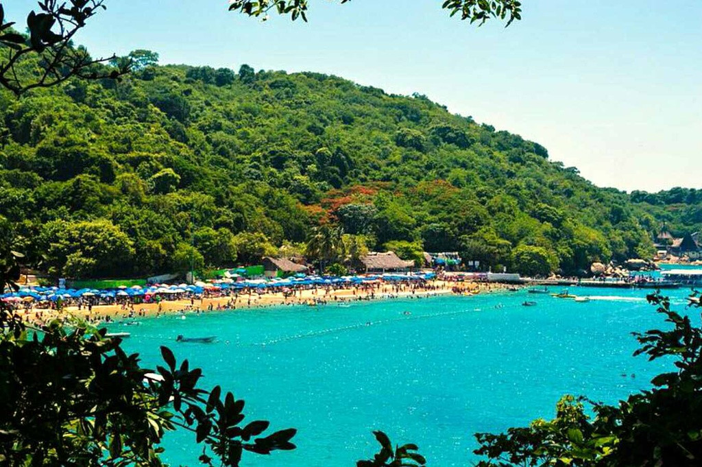 Acapulco, Mexico: Acapulco là thành phố cảng lớn ở bờ biển Thái Bình Dương, Mexico. Vẻ đẹp của vịnh và thời tiết ấm áp đã thu hút du khách ghé thăm. Từng là viên ngọc trên bờ biển Thái Bình Dương của Mexico, thành phố trở thành nơi ẩn chứa đầy rủi ro khi số lượng tội phạm và buôn bán ma túy gia tăng. Cướp, trộm cắp hoặc ma túy là những vấn nạn trong thành phố. Tỷ lệ giết người ở đây là 106,63/100.000 (tức cứ 100.000 người, có khoảng 107 nạn nhân bị giết).