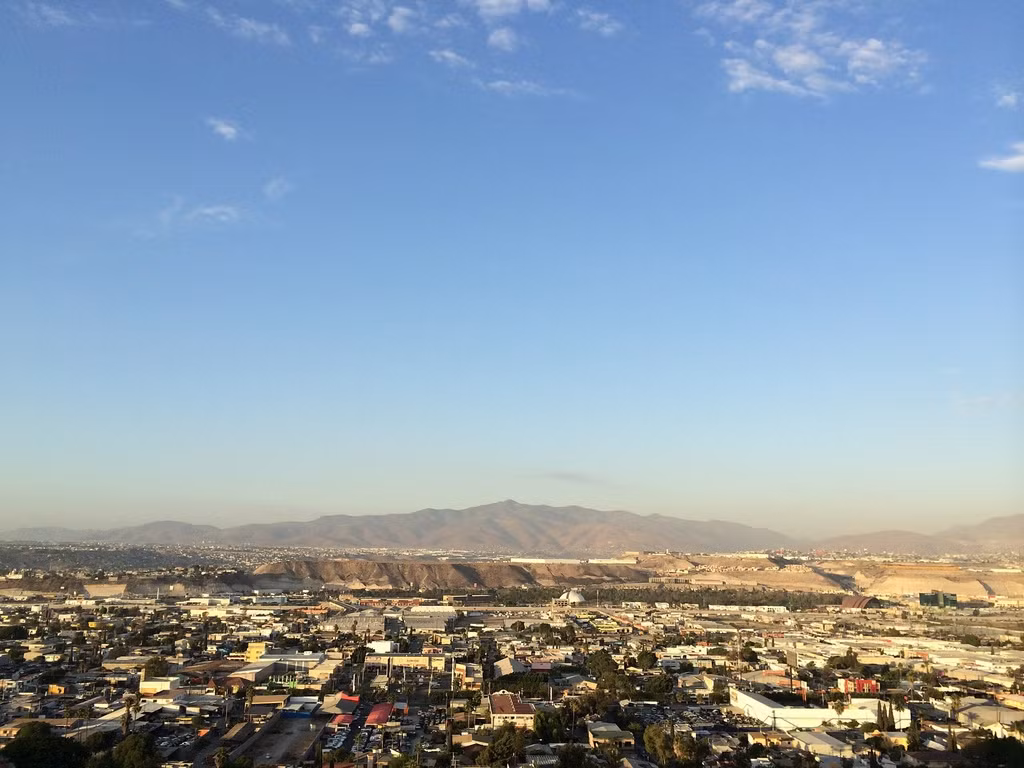 Tijuana, Mexico: Tijuana là một trong những thành phố phát triển nhanh nhất ở Mexico. Tuy nhiên, nơi đây cũng đang trở thành tụ điểm tội phạm của đất nước. Các điểm công cộng và nơi du lịch nổi tiếng là môi trường thuận lợi cho những kẻ móc túi và cướp giật. Thành phố là nơi diễn ra hoạt động buôn người và trao đổi ma túy. Tỷ lệ giết người ở thành phố là 100,77/100.000 (tức cứ 100.000 người, có khoảng 101 nạn nhân bị giết).