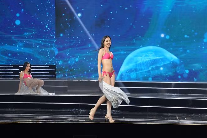 Là người đẹp dày dặn kinh nghiệm catwalk trong và ngoài nước, Hoàng Thùy cũng không tránh khỏi sự cố. Trong đêm chung kết Hoa hậu Hoàn vũ 2017, cô bất ngờ bị té ngã trên sân khấu. Cú ngã khá mạnh nhưng Hoàng Thùy nhanh chóng đứng dậy và hoàn thành phần biểu diễn.
