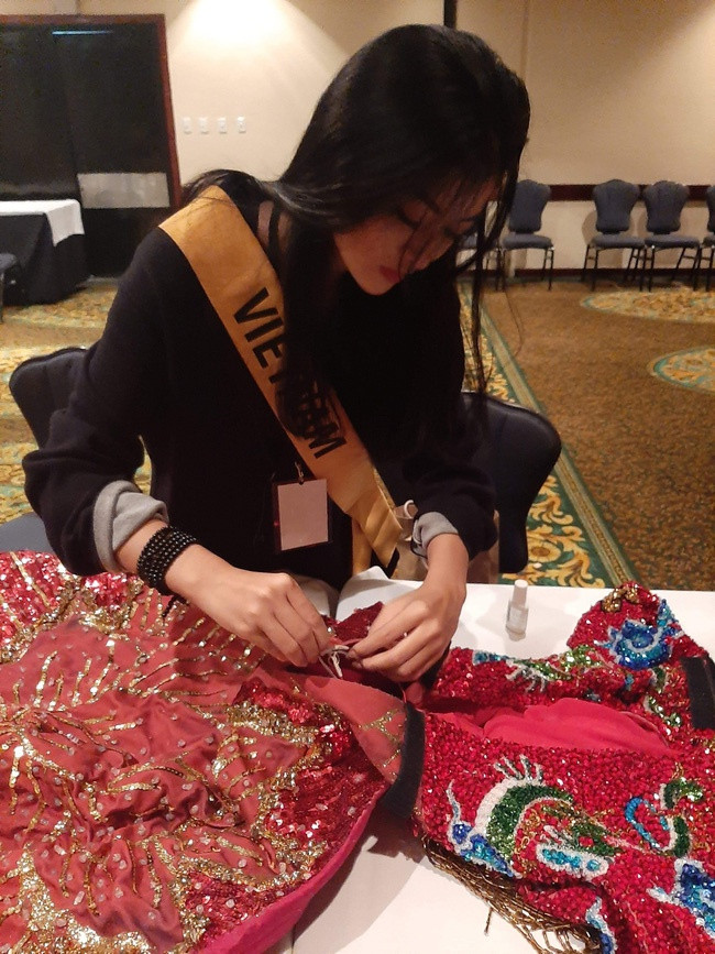 Tương tự Tường San, Kiều Loan cũng gặp sự cố trong vòng thi trang phục dân tộc ở Miss Grand International. Bộ trang phục dân tộc được gắn 2.000 bóng đèn trên áo và mấn bất ngờ bị đứt dây, hỏng bóng đèn. Sau đó, cô cố gắng tự sửa. Phần thi của Kiều Loan sau đó bị ảnh hưởng đáng kể khi bộ trang phục không phát sáng.