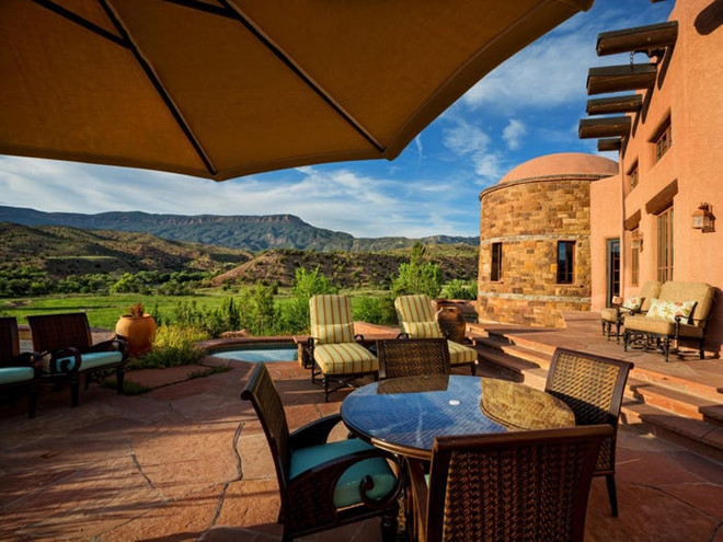 Không gian thư giãn ngoài trời với cảnh sắc thiên nhiên hùng vĩ. Ngoài ra, biệt thự còn có hồ bơi ngoài trời, khu vực spa, phòng gym và một ngôi nhà khách nằm kế bên.