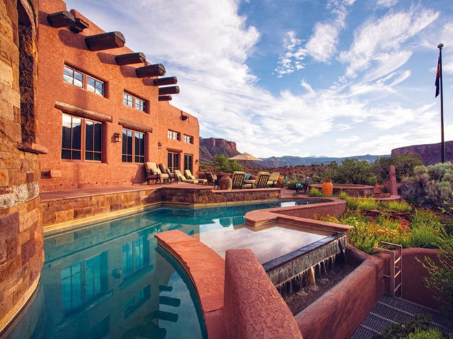 Căn biệt thự chính tại điền trang mang phong cách miền Tây Nam nước Mỹ.