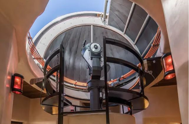 Đài quan sát thiên văn là một trong những điểm hấp dẫn nhất của bất động sản này.