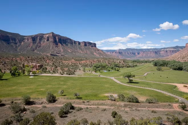 Điền trang rộng hơn 3.500 ha. John Hendricks đưa khoảng 1.618 ha ở đây vào diện bảo tồn, nghĩa là không bất kỳ đường sá hay công trình nào có thể được xây dựng trong khu vực đó.