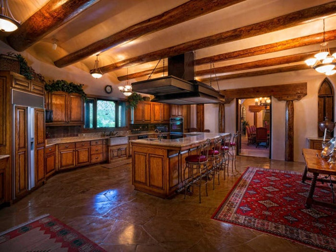 Nhà bếp rộng rãi, sang trọng được kết nối trực tiếp với phòng khách.