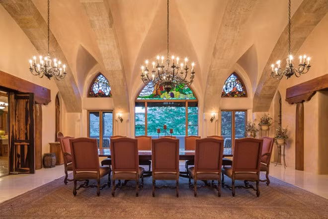 Phòng ăn sáng sủa với trần nhà cao cùng những chiếc đèn chùm lộng lẫy.