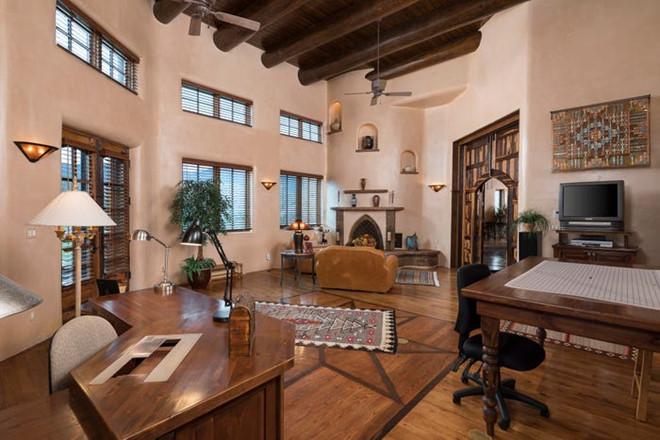 Biệt thự rộng khoảng 2.043 m2 với 4 tầng lầu và được trang bị thang máy.