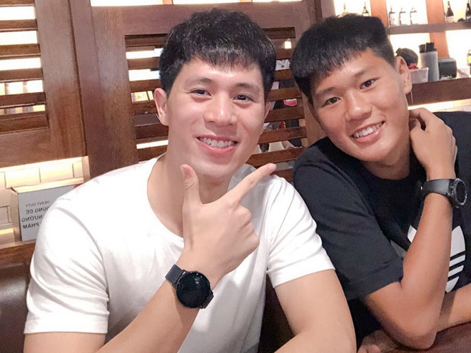 Trong bức ảnh mới nhất đăng tại trang cá nhân, trung vệ Trần Đình Trọng nhận được nhiều lời đề nghị “gả em trai” từ fan nữ. Cậu em của Trọng “Ỉn” là Trần Thanh Bình, sinh năm 2003. Khác với anh trai theo nghiệp bóng đá từ khi còn nhỏ, Thanh Bình gia nhập đội U17 Hà Nội FC từ cuối năm 2018.