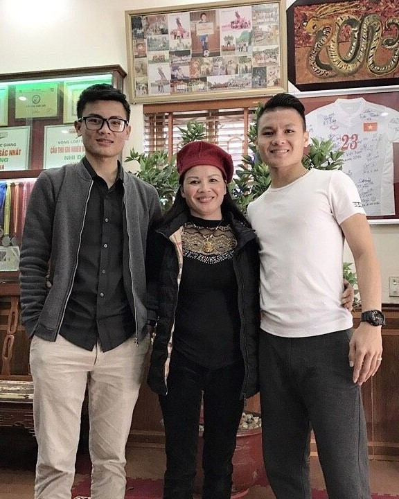 Quang Phong tốt nghiệp Đại học Sư phạm Hà Nội và hiện làm chủ tiệm xăm ở ngoại thành Hà Nội. Anh trai Quang Hải kết hôn với bạn gái lâu năm vào tháng 7 vừa qua. Vào mỗi dịp sinh nhật của chàng tiền vệ tuyển quốc gia, Quang Phong không quên chia sẻ ảnh chụp chung của 2 người và dành những câu chúc đơn giản nhưng tình cảm cho cậu em tài năng.