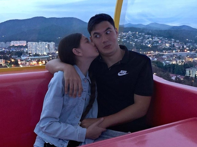 Đặng Văn Lâm không chỉ có em trai, mà còn em gái út tên Đặng Thanh Giang (Liubov Dang, sinh năm 2007). Mới 12 tuổi, Thanh Giang đã sở hữu chiều cao vượt trội 1,65 m cùng gương mặt mang nhiều nét lai "Tây" xinh xắn. 10X chăm chỉ cập nhật ảnh trên trang cá nhân có hơn 13.000 follower, trong đó có nhiều khoảnh khắc tình cảm bên 2 anh trai Văn Lâm và Văn Mạnh.