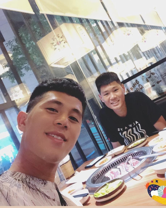 Theo lời Thanh Bình, Đình Trọng ở nhà giống như "ông già", thường xuyên nhắc nhở cậu chuyện học hành, cư xử. Sau các giải đấu, Trọng “Ỉn” không quên mua quà cho cậu em út. Thanh Bình cũng được anh dẫn đi chơi, đi ăn trong những ngày nghỉ thi đấu. Chàng trai sinh năm 2003 coi Đình Trọng là thần tượng và không bỏ lỡ trận đấu nào có anh trai góp mặt.