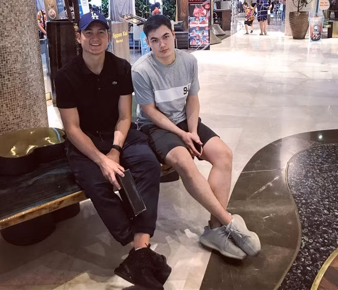 Thủ môn Đặng Văn Lâm có cậu em điển trai không kém mình tên Đặng Văn Mạnh (tên tiếng Nga là Alexsey Dang, sinh năm 1997) hiện sống ở thủ đô Moscow (Nga) cùng gia đình. Không chỉ sở hữu gương mặt lai Việt - Nga thu hút, Văn Mạnh còn “gây thương nhớ” cho nhiều cô gái khi sở hữu body 6 múi giống anh trai. Em trai Lâm Tây khá kín tiếng khi không chia sẻ nhiều ảnh lên trang cá nhân, nhưng vẫn thu hút hơn 17.000 lượt theo dõi.