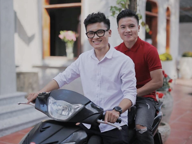 Sinh năm 1994, hơn Quang Hải 3 tuổi, Nguyễn Quang Phong được khen đẹp trai, trẻ trung không kém cậu em trai nổi tiếng. Từ nhỏ, anh em Quang Phong - Quang Hải đã thân thiết và hay trò chuyện, chơi đùa với nhau. Trong khi Quang Hải sớm bộc lộ tài năng chơi bóng, anh trai lại yêu thích nghệ thuật và sở hữu đôi bàn tay khéo léo. Trong mắt Quang Phong, Quang Hải là cậu em trầm tính, ít nói, nhưng sống sâu sắc, tình cảm.