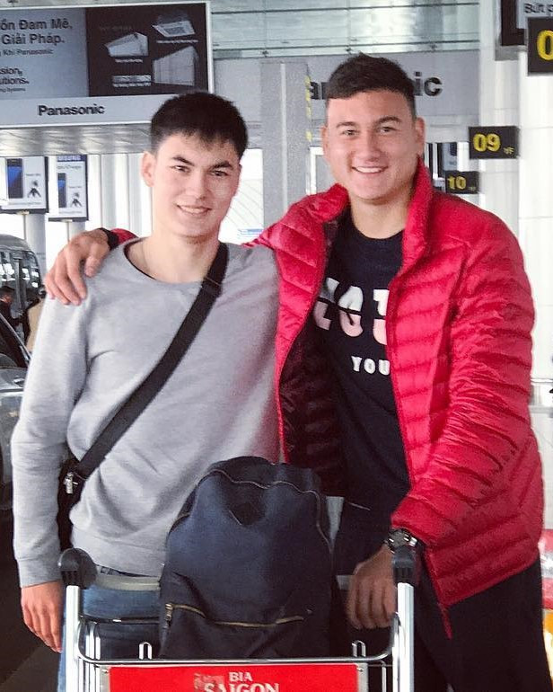 Giống anh trai, Văn Mạnh có niềm đam mê bóng đá. 9X thường tranh thủ giờ nghỉ để tập bóng cùng các bạn. Tuy nhiên, chàng trai 22 tuổi không mong trở thành cầu thủ nổi tiếng như Văn Lâm, mà có mơ ước làm huấn luyện viên bóng đá cho trẻ em trong tương lai.