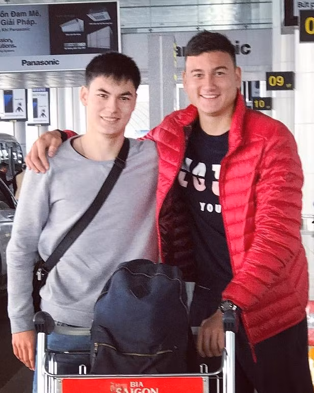 Giống anh trai, Văn Mạnh có niềm đam mê bóng đá. 9X thường tranh thủ giờ nghỉ để tập bóng cùng các bạn. Tuy nhiên, chàng trai 22 tuổi không mong trở thành cầu thủ nổi tiếng như Văn Lâm, mà có mơ ước làm huấn luyện viên bóng đá cho trẻ em trong tương lai.