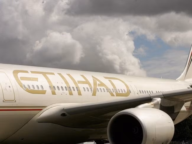 Thời điểm máy bay còn được phục vụ có 16 ghế hạng thương gia, 90 ghế hạng phổ thông, và 2 động cơ phản lực.