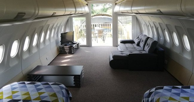 Ghế ngồi trong thân máy bay đã bị tháo ra và thay vào đó là giường, ghế và nơi tắm phục vụ khách thuê.