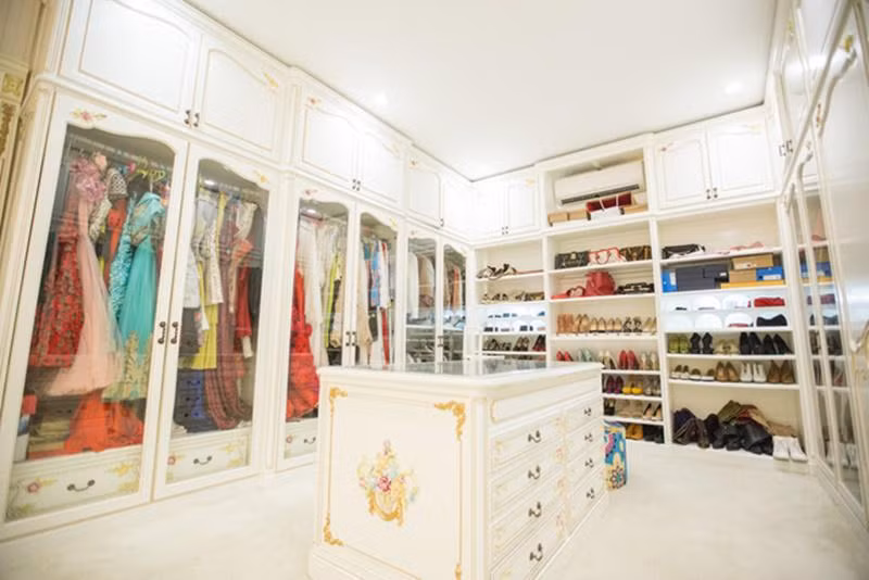 Ngoài những phòng chung, nữ ca sĩ để riêng 1 góc dành cho thời trang gồm túi xách, quần áo, đồ đi diễn...