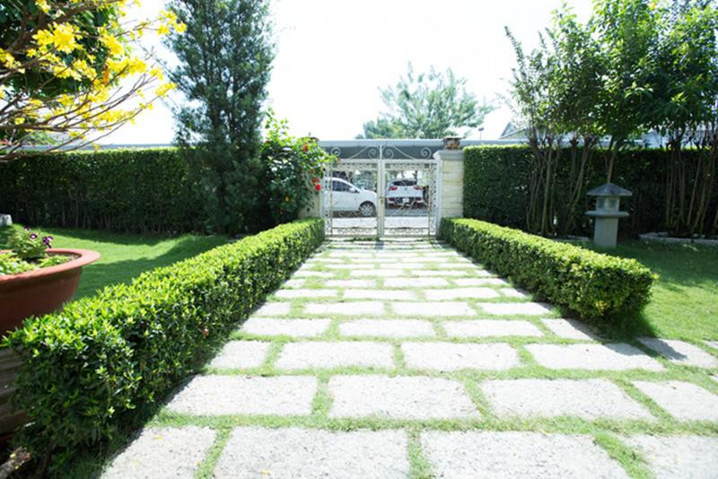 Để tâm hồn được thư thái, cô chọn màu sơn trắng làm tổng thể để hòa quyện với màu xanh mát của thiên nhiên. Mỗi góc nhỏ trong nhà đều được cô chăm chút tỉ mẩn. Trong đó không thể không nhắc đến phòng ăn đặc biệt với sàn làm bằng kính. Bước vào căn phòng, các vị khách sẽ bất ngờ khi phía dưới là làn nước trong vắt có cá bơi tung tăng.