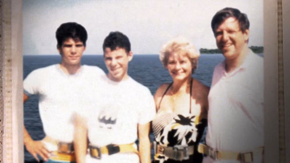 Nhìn bên ngoài, ai cũng nghĩ rằng gia đình Mendendez là một gia đình hoàn hảo.