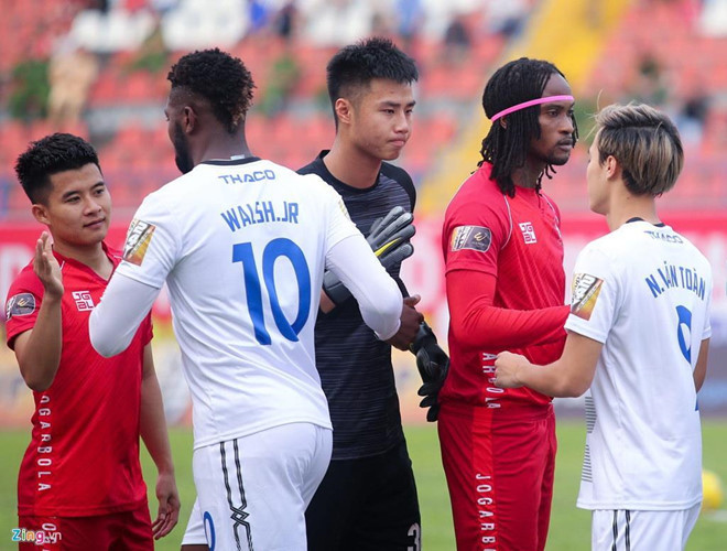 Văn Toản ra mắt V.League hôm 6/4 trong trận Hải Phòng thắng HAGL 1-0. Tại mùa giải này, anh càng chơi càng thể hiện phong độ ấn tượng. Thủ thành sinh năm 1999 được lên tuyển U23 và được HLV Park Hang-seo điền tên vào danh sách dự kiến lên tuyển Việt Nam để chuẩn bị cho King's Cup 2019. Ảnh: Thế Anh.