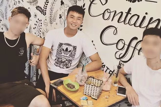 Anh chàng cũng đưa lên mạng nhiều ảnh chụp cùng người thân, bạn bè. Ảnh: FBNV.