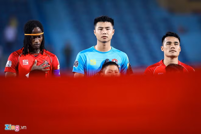 Nhiều người nói Văn Toản là "truyền nhân" của Đặng Văn Lâm ở CLB Hải Phòng khi có nhiều nét giống đàn anh từ việc từng bỏ ngang bóng đá, từng dự bị tại đội tuyển và sắp sửa trở thành thủ môn số 1 của CLB. Ảnh: Minh Chiến.