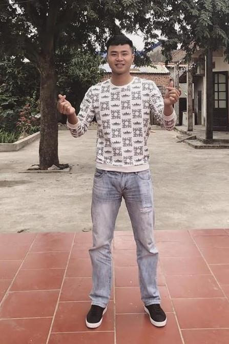 Qua bức hình "khoe body" hiếm hoi được Văn Toản đăng tại trang cá nhân (phải), anh chàng được nhận xét có cơ bụng 6 múi chuẩn không kém các đàn anh như Bùi Tiến Dũng, Đặng Văn Lâm. Ảnh: FBNV.