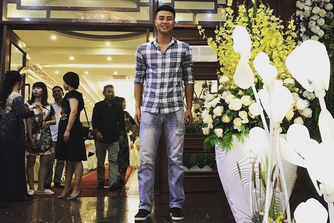 Khi không khoác áo thi đấu, thủ môn của Hải Phòng FC lựa chọn trang phục khá giản dị. Ảnh: FBNV.