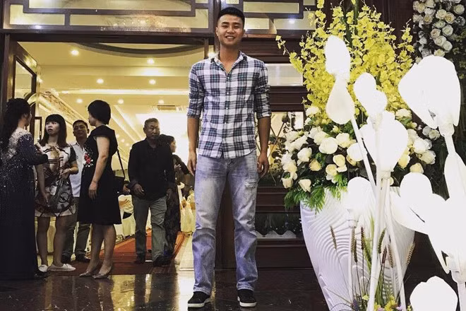 Khi không khoác áo thi đấu, thủ môn của Hải Phòng FC lựa chọn trang phục khá giản dị. Ảnh: FBNV.