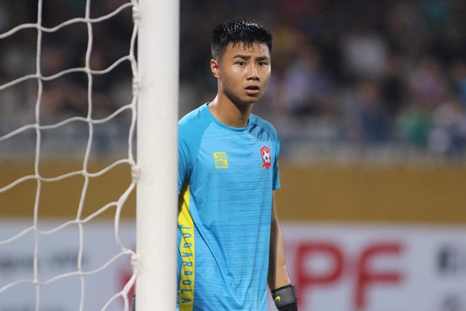 Văn Toản hiện sở hữu trang cá nhân thu hút gần 5.000 lượt theo dõi. Chàng thủ thành 19 tuổi thường xuyên chia sẻ khoảnh khắc luyện tập, thi đấu trên sân cỏ tại đó. Ảnh: FBNV.