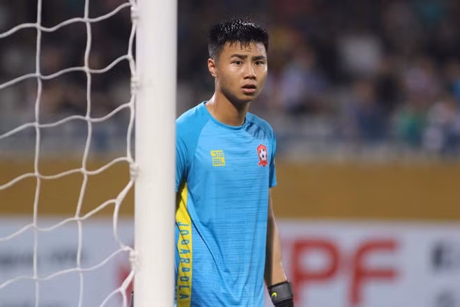 Văn Toản hiện sở hữu trang cá nhân thu hút gần 5.000 lượt theo dõi. Chàng thủ thành 19 tuổi thường xuyên chia sẻ khoảnh khắc luyện tập, thi đấu trên sân cỏ tại đó. Ảnh: FBNV.