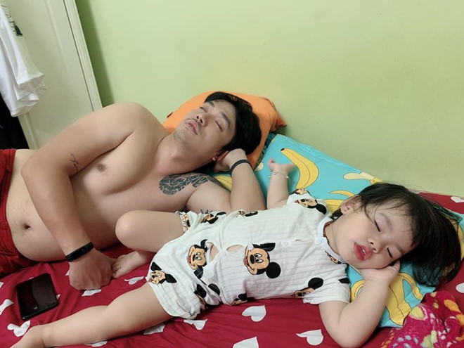 An Nhiên không nói nên lời trước tướng ngủ của hai cha con. Cô chỉ biết để lại ảnh cho dân mạng bình luận. "Ôi giống gì giống cả tướng ngủ lẫn gương mặt thế. Quả này không trượt đi đâu được", Cát Khánh nói. Ảnh: An Nhiên.