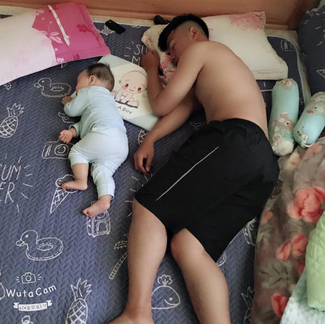 "Cả họ hàng ai cũng bảo con Linh đẻ hộ, họ hàng cứ bảo là sao y bản chính của bố. Đã vậy bé còn hay bắt chước bố, từ cách nghe điện thoại, ôm gối cũng giống nhau". Ảnh: Nguyễn Thùy Linh.